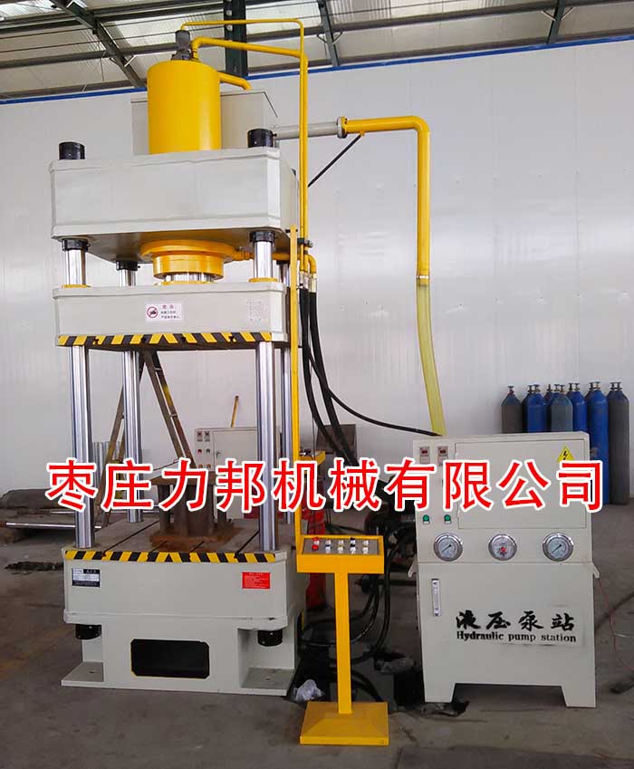 枣庄撸撸网站视频木屑压块液压机实物拍摄的图